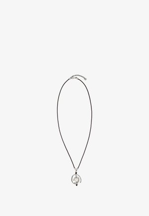 Collier en cordon en cuir brun avec un pendentif circulaire en argent autour d'une perle blanche centrale et une petite perle brune en dessous.