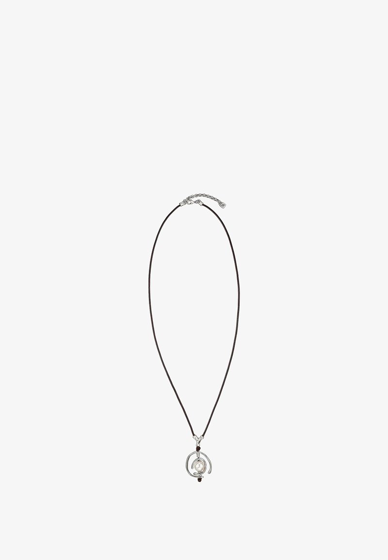 Collar de cordón de cuero marrón con un colgante circular de plata que envuelve una perla blanca central y una pequeña cuenta marrón debajo.