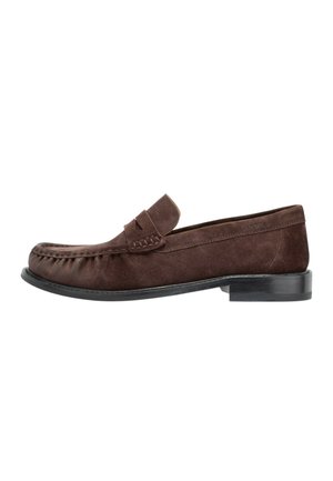 Brun ruskind herre loafer med syningsdetaljer og sort sål vist i sideprofil på hvid baggrund.