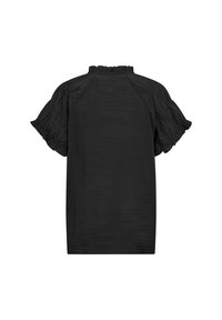 Blouse noire à manches courtes bouffantes, col à volants et tissu texturé. Design simple et ample sans fermetures visibles.