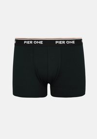 Sorte boksertrusser til mænd med en sort elastisk taljebånd, der har hvid "PIER ONE" tekst gentaget rundt omkring.