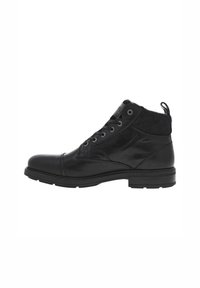 Botas de tobillo de cuero negro con un acabado suave, punta redonda, cordones de seis ojales, cuello textil y una tira de tela texturizada en la parte posterior.