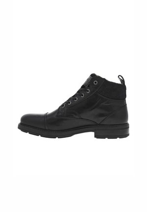 Botas de tobillo de cuero negro con un acabado suave, punta redonda, cordones de seis ojales, cuello textil y una tira de tela texturizada en la parte posterior.