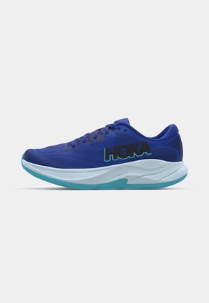Blå løbesko med en åndbar mesh-overdel, HOKA-branding, polstret krave og en tyk skummellemsål med teal-detaljer.