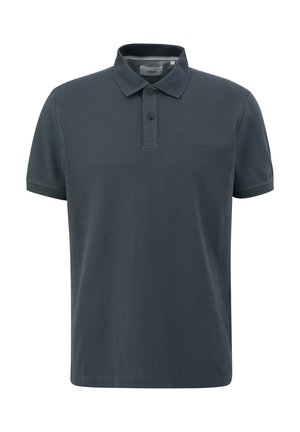 Polo de color gris oscuro hecho de algodón, con un cierre de dos botones, mangas cortas y una tela texturizada con un sutil detalle de logo.