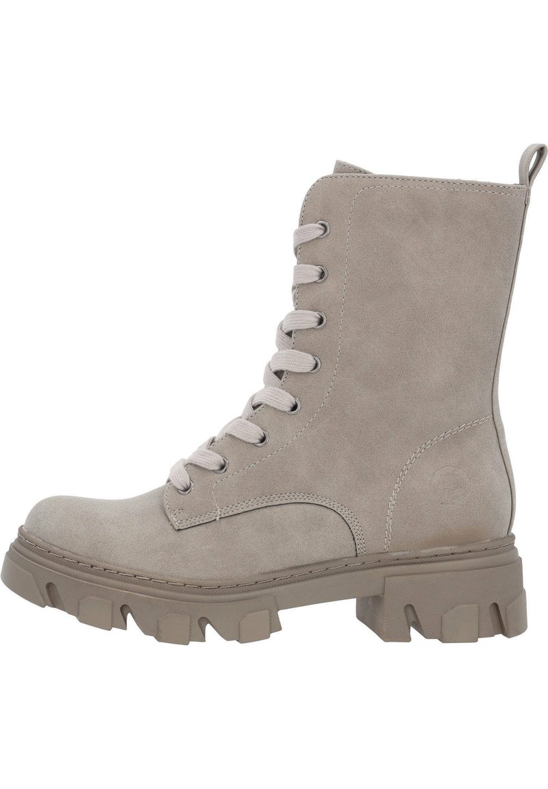 Botte de combat en suède gris avec un bout rond, un laçage à l'avant et une semelle en caoutchouc épaisse. Elle présente une languette en boucle à l'arrière et des accents de couture.