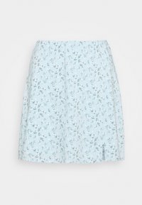 Světle modrá sukně s květinovým vzorem, elastickým pasem a bočním rozparkem. Vyrobena z měkké látky, s malými zelenými lístky a bílými květy.