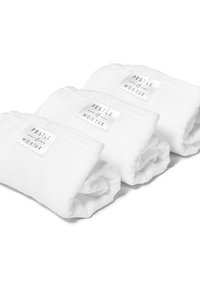 Trzy białe, bawełniane ręczniki, starannie zwinięte, każdy z metką z napisem "PESTLE & MORTAR". Gładka faktura i równomierny, miękki materiał.