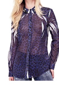 Przezroczysta niebieska koszula z guzikiem, z nadrukiem zwierzęcym i białymi wzorami liści, z kołnierzykiem i ozdobnym detalem na kołnierzu.