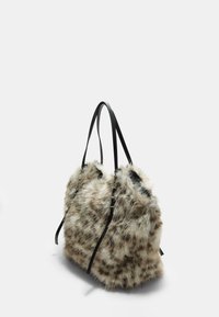 Borsa in pelliccia sintetica con manici in pelle nera, caratterizzata da un motivo maculato, dalla texture morbida e da una forma ampia e arrotondata.