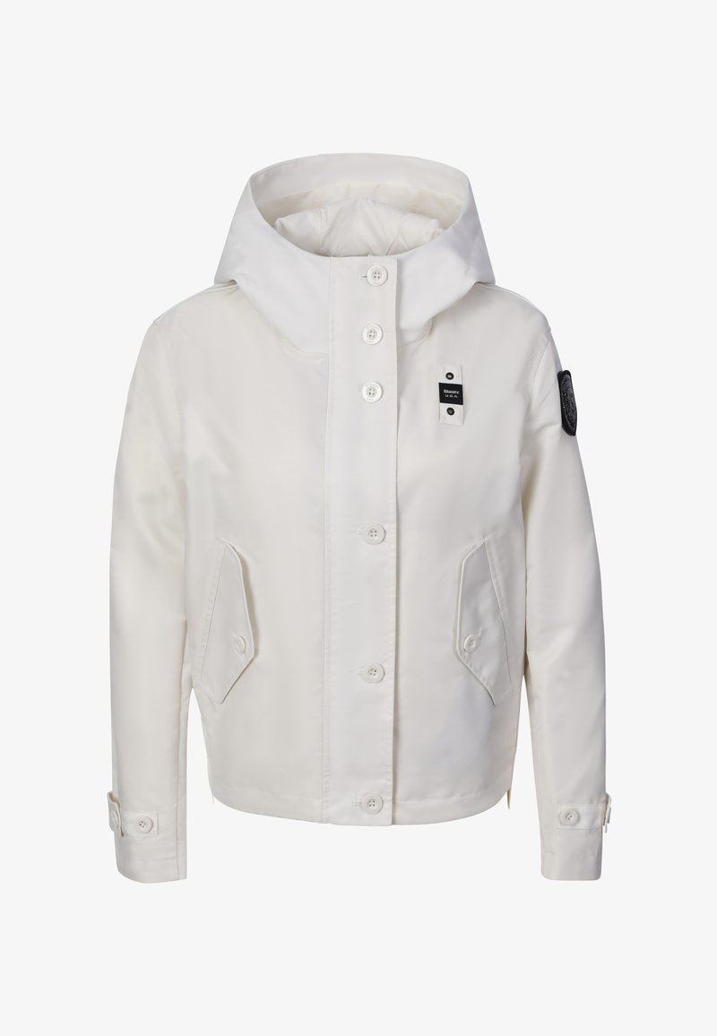 Weiße Kapuzenjacke mit Knopfleiste, zwei schrägen Pattentaschen, verstellbaren Manschetten sowie schwarzen Aufnähern auf Brust und oberem Ärmel.