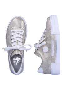 Baskets argentées métalliques avec des lacets et des semelles blanches. Design à bout arrondi avec un upper texturé et un détail de logo sur le côté.