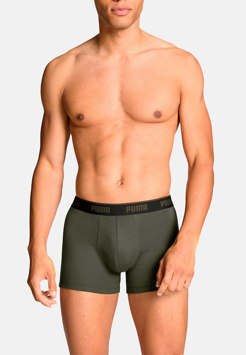 Olivgrüne Boxershorts mit einem schwarzen Bund, der das "PUMA"-Logo zeigt. Hergestellt aus einem glatten, elastischen Stoff für Komfort und Passform.