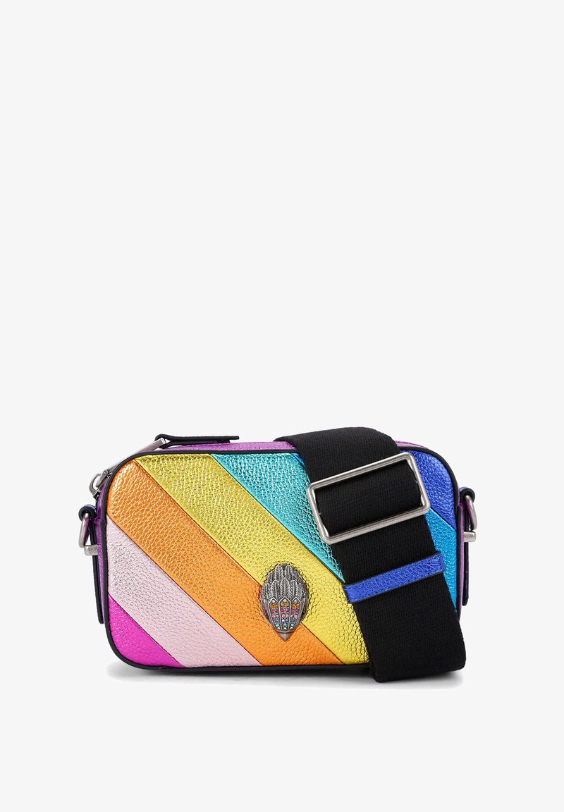 Sac bandoulière multicolore avec des rayures diagonales en orange, bleu, rose et jaune. Cuir texturé, quincaillerie en argent, sangle réglable.