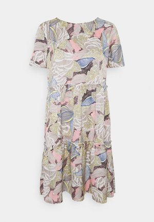 Vestido con estampado floral que presenta mangas cortas, un escote redondo y volantes en capas en el dobladillo en tonos de rosa, verde y azul.