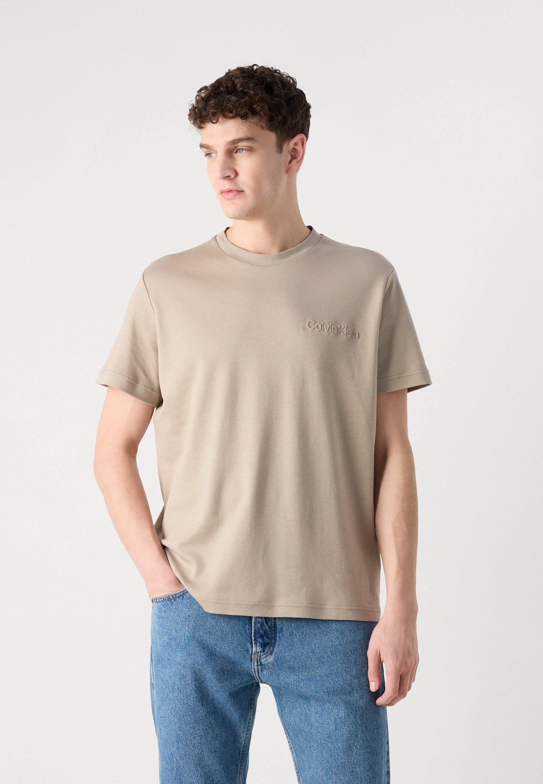 【 】★Tシャツ★ Embossed Logo Classic T-Shirt Calvin Klein EMBOSSED LOGO - T-shirt basique - vintage khaki