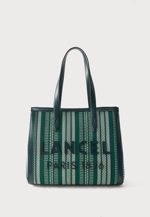 Groen-wit gestreepte draagtas met donkergroene leren handvatten en de tekst "LANCEL PARIS 1876" op de voorkant.