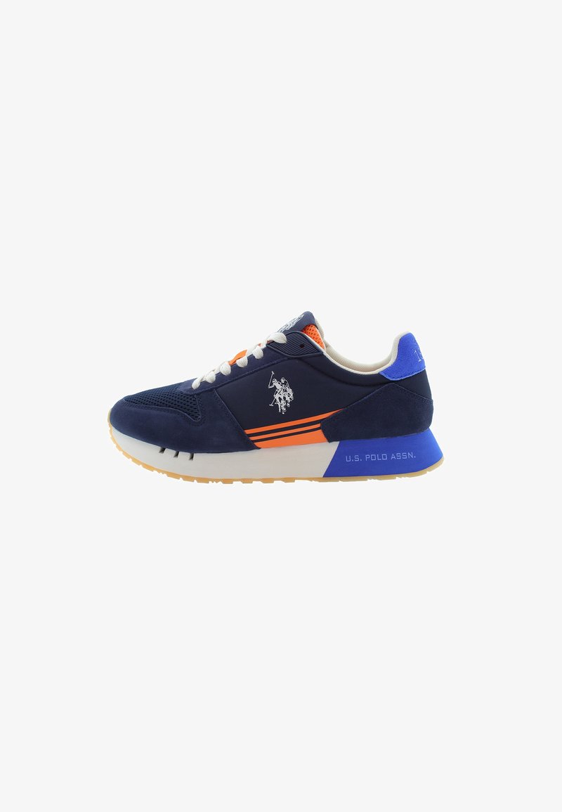 Sneaker blu navy con strisce arancioni e lacci bianchi, con un logo sul lato e una suola in gomma, presentata di profilo.