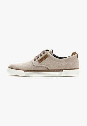 Hellbeige Leinensneaker mit braunen Akzenten, weißer Gummisohle, Schnürdesign und strukturiertem Obermaterial mit genähten Details.
