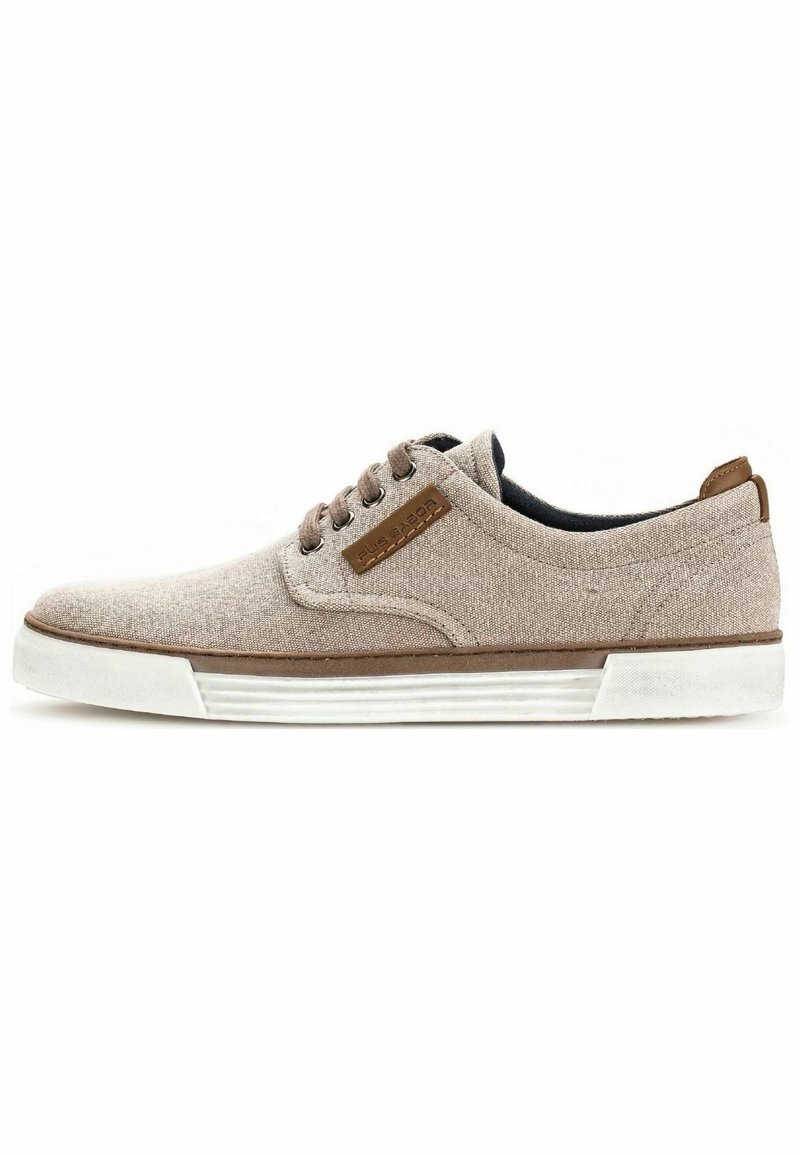 Hellbeige Leinensneaker mit braunen Akzenten, weißer Gummisohle, Schnürdesign und strukturiertem Obermaterial mit genähten Details.
