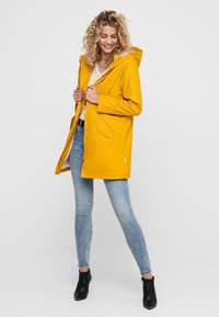 ONLY ONLSALLY RAINCOAT - Wintermantel - golden yellow