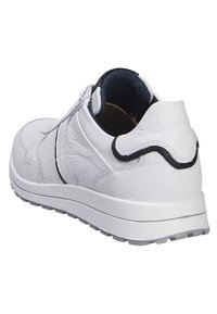 Weißer Sneaker aus Leder mit strukturierter Oberfläche, rundem Zehenbereich, kontrastierenden dunklen Akzenten, gepolstertem Kragen und dicker Gummisohle.