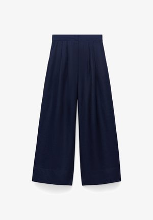 Granatowe spodnie o szerokich nogawkach, skrócone, z wysokim stanem i plisami, wykonane z lekkiego materiału, odpowiednie na casualowe lub formalne okazje.