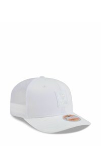 Weißer Mesh-Baseballcap mit Minnesota Vikings-Logo-Patch auf der Vorderseite und verstellbarem Riemen, der von der Seitenansicht sichtbar ist.
