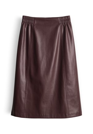 Minigonna in pelle color bordeaux con cintura elasticizzata, caratterizzata da pannelli cuciti per la struttura e una superficie liscia e lucida.