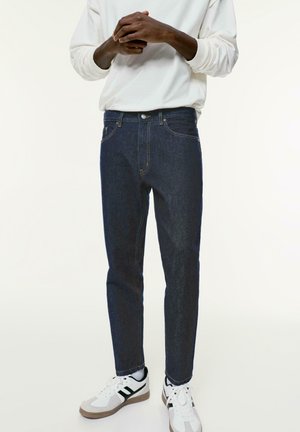 STANDARD - Tapered-Farkut - dark-blue denim