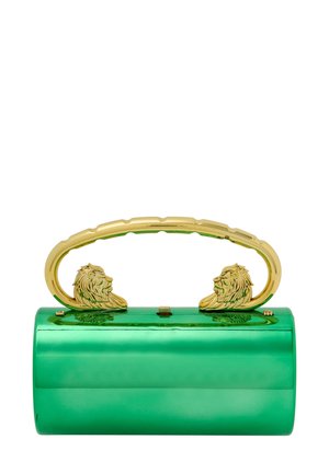 Groene metalen handtas met een ronde vorm, voorzien van een gouden leeuwenkop handvat en sluiting, gladde textuur met reflecterende afwerking.
