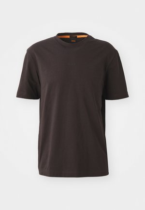 T-shirt à manches courtes en coton marron foncé avec un col rond et un logo en relief sur la poitrine, présentant une coupe décontractée et un ourlet droit.