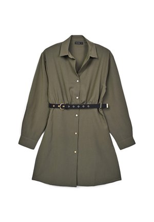 Robe chemise vert olive à manches longues, fermeture à boutons, et une ceinture noire avec des garnitures dorées et plusieurs œillets pour l'ajustement.