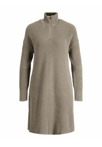 Abito a maglia color taupe chiaro, con colletto a mezza zip, spalle scese, e texture a coste, dotato di maniche lunghe e spacchi laterali.
