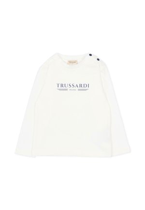Maglietta bianca a maniche lunghe per neonati con logo "Trussardi Milano" in blu e due bottoni scuri sulla spalla sinistra.