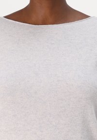 Repeat SWEATER biały