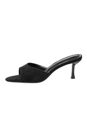 Mule de ante negro con punta abierta, tacón de aguja fino de altura media y diseño tipo slip-on.