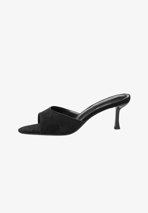 Mule de ante negro con punta abierta, tacón de aguja fino de altura media y diseño tipo slip-on.