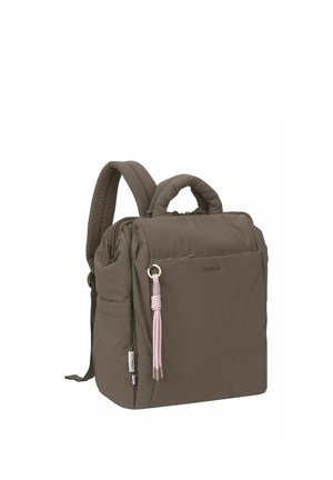 Sac à dos matelassé marron avec poignée supérieure, bretelles réglables, poche avant et tirette de fermeture éclair à pompon rose sur fond blanc.