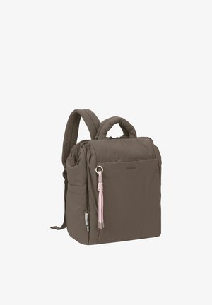 Sac à dos matelassé marron avec poignée supérieure, bretelles réglables, poche avant et tirette de fermeture éclair à pompon rose sur fond blanc.