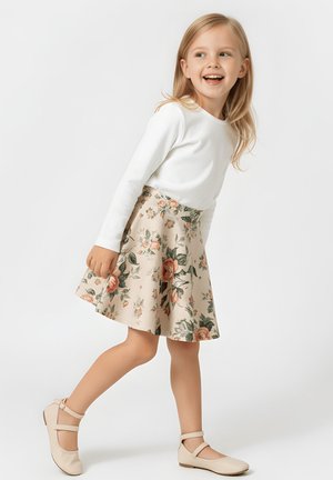 Spódnica w kwiaty w kolorze beżowym z dopasowaną talią, ozdobiona wzorem róż i zielonych liści; w zestawie z białą bluzką z długim rękawem i beżowymi butami.