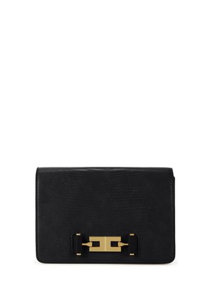 Borsa clutch in pelle nera strutturata con dettaglio della chiusura color oro sul davanti, forma rettangolare, su sfondo bianco.