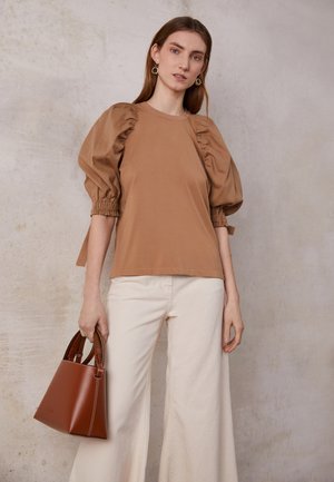 PEARL SHOULDER PUFFBALL SLEEVE - Triko s potiskem - tan