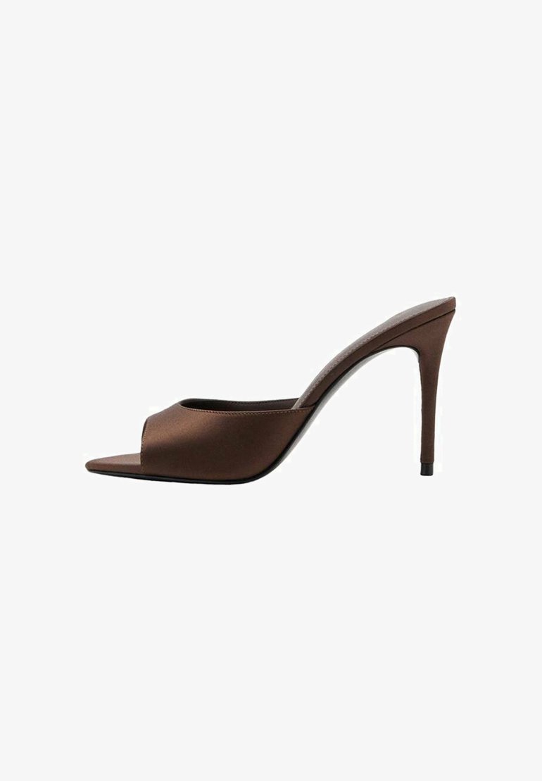 Mule in satin marrone con tacco alto, open toe e design curvo, dotata di un sottile tacco a stiletto e texture liscia.