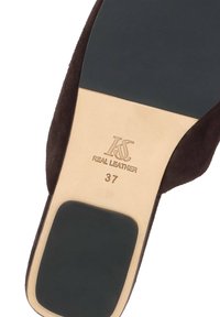 Talpa unei pantofi maro din piele, cu tălpi negre la călcâi și la vârf, indicând mărimea 37 și logo-ul "REAL LEATHER" imprimat.