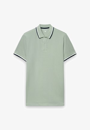 Jasnozielona koszulka polo wykonana z bawełny, z klasycznym kołnierzem, krótkimi rękawami oraz granatowym wykończeniem na kołnierzu i rękawach.