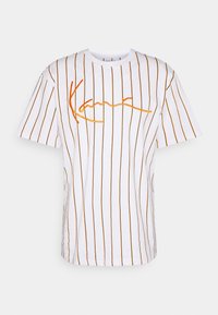 Camiseta de algodón blanca con rayas naranjas verticales y un logo cursivo naranja en la parte frontal. Cuello redondo, mangas cortas y corte relajado.