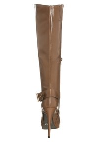Bota de cuero marrón hasta la rodilla con un acabado brillante, diseño elegante, punta afilada y un tacón de aguja estrecho. Incluye un acento de hebilla.