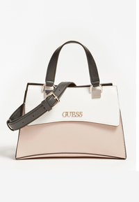 Torebka o strukturalnym designie z czarną skórzaną górą, białą skórzaną klapą i jasnoróżową dolną częścią. Złote logo i regulowany pasek.