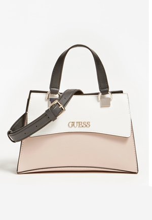 Sac à main avec un design structuré, doté d'un dessus en cuir noir, d'un rabat en cuir blanc et d'une partie inférieure rose pâle. Logo doré et bandoulière réglable.